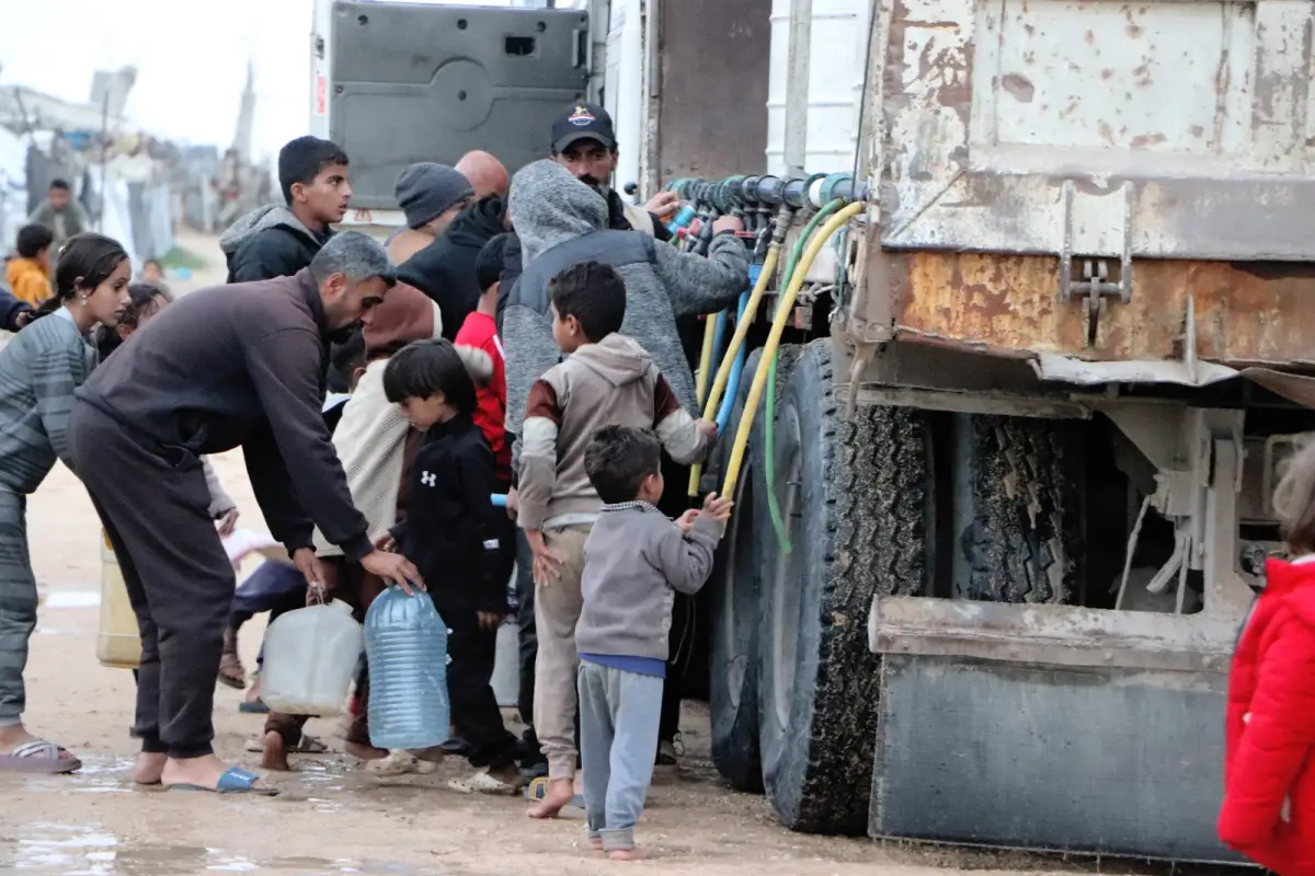 Egyptian Committee, in Coordination with World Central Kitchen (WCK), Provides Safe Drinking Water to Residents of Shelter Site No. 9