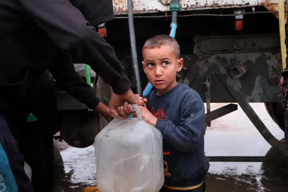 Egyptian Committee, in Coordination with World Central Kitchen (WCK), Provides Safe Drinking Water to Residents of Shelter Site No. 9