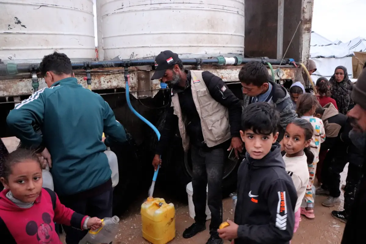 Egyptian Committee, in Coordination with World Central Kitchen (WCK), Provides Safe Drinking Water to Residents of Shelter Site No. 9