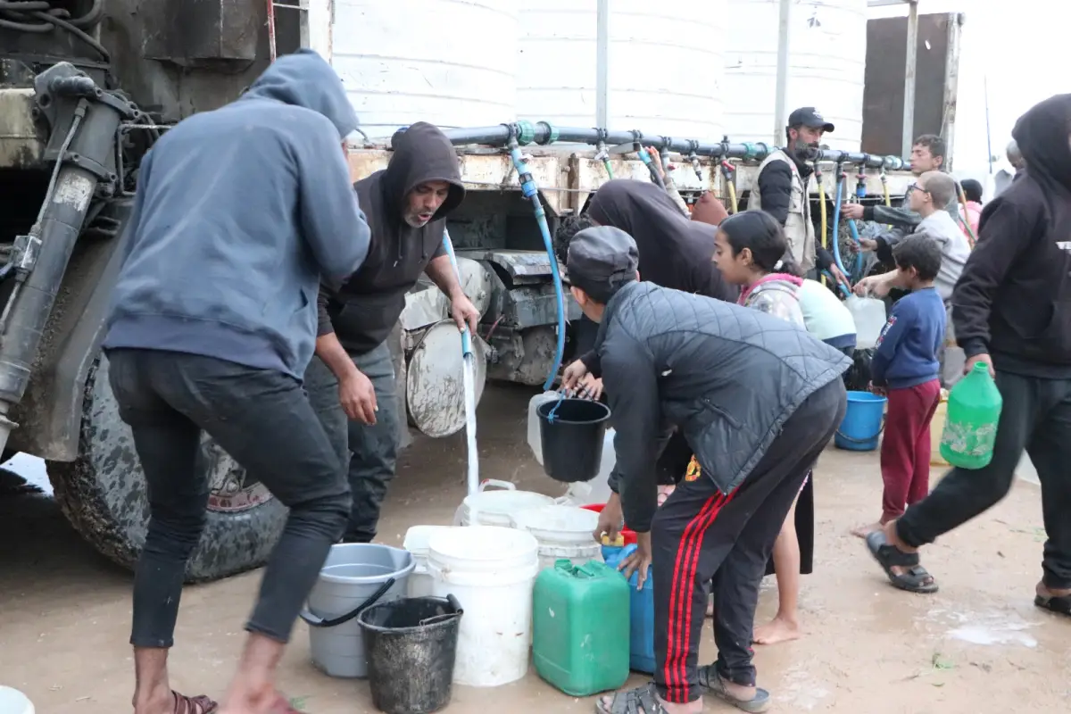Egyptian Committee, in Coordination with World Central Kitchen (WCK), Provides Safe Drinking Water to Residents of Shelter Site No. 9