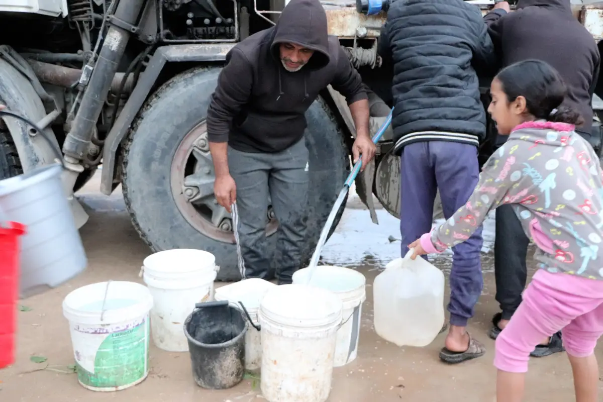 Egyptian Committee, in Coordination with World Central Kitchen (WCK), Provides Safe Drinking Water to Residents of Shelter Site No. 9