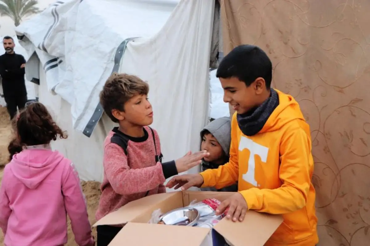 Distribution of Health, Food Parcels, and Household Items in Egyptian Camp (4)