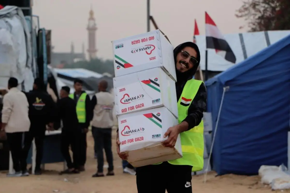 Distribution of Health, Food Parcels, and Household Items in Egyptian Camp (4)