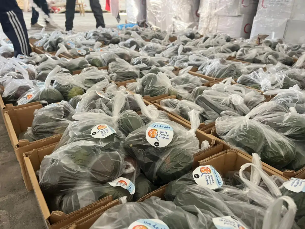 The Egyptian Committee, in Cooperation with World Central Kitchen, Distributes Avocados to Several Egyptian Camps and Displacement Camps