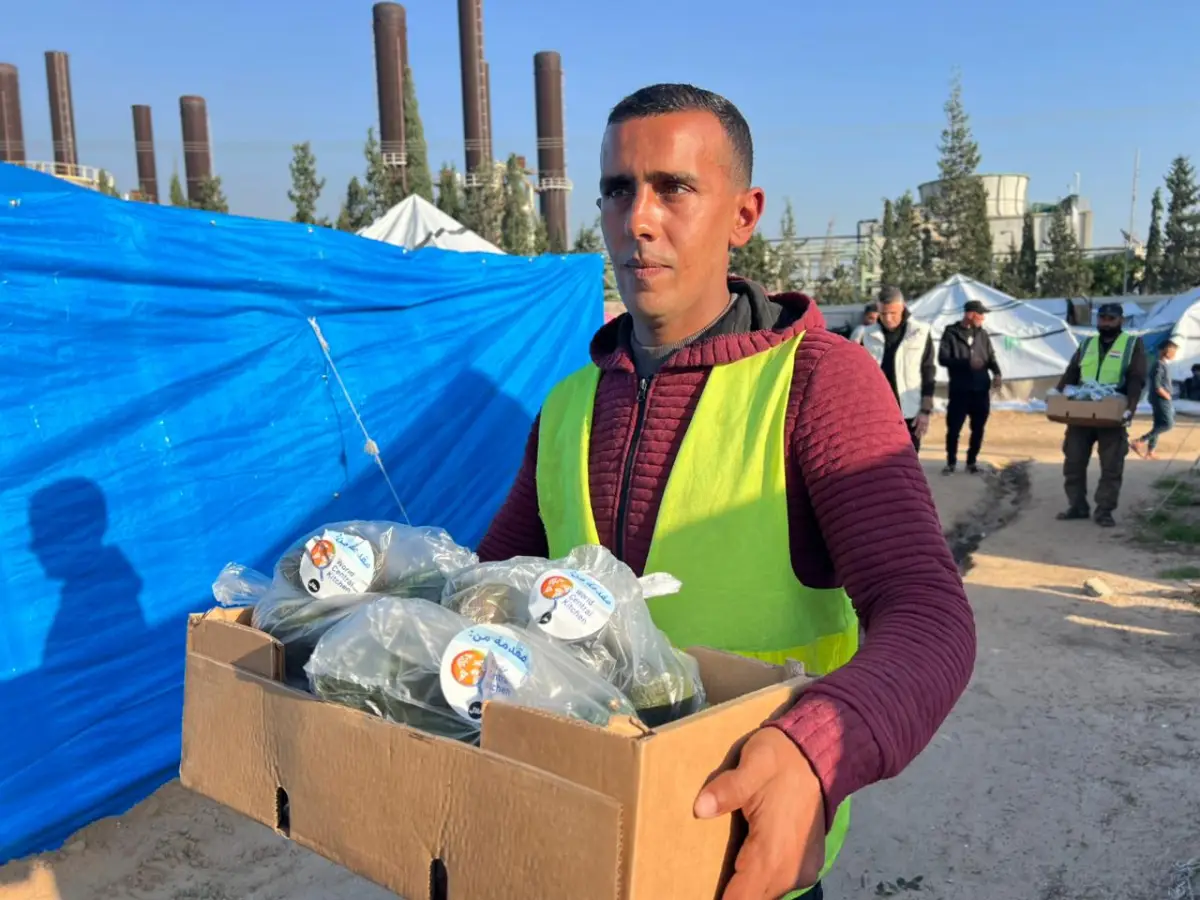 The Egyptian Committee, in Cooperation with World Central Kitchen, Distributes Avocados to Several Egyptian Camps and Displacement Camps