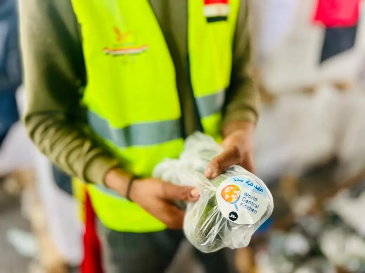 The Egyptian Committee, in Cooperation with World Central Kitchen, Distributes Avocados to Several Egyptian Camps and Displacement Camps