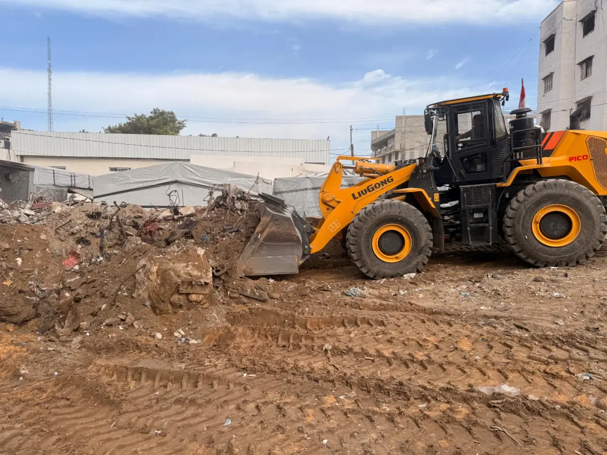 Efforts by the Egyptian committee to remove rubble in northern Gaza Strip