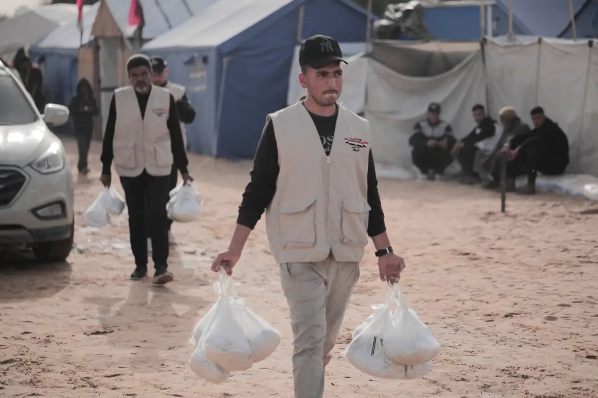 The Egyptian committee cooks and distributes sacrificial meat to those entitled to it in the sector