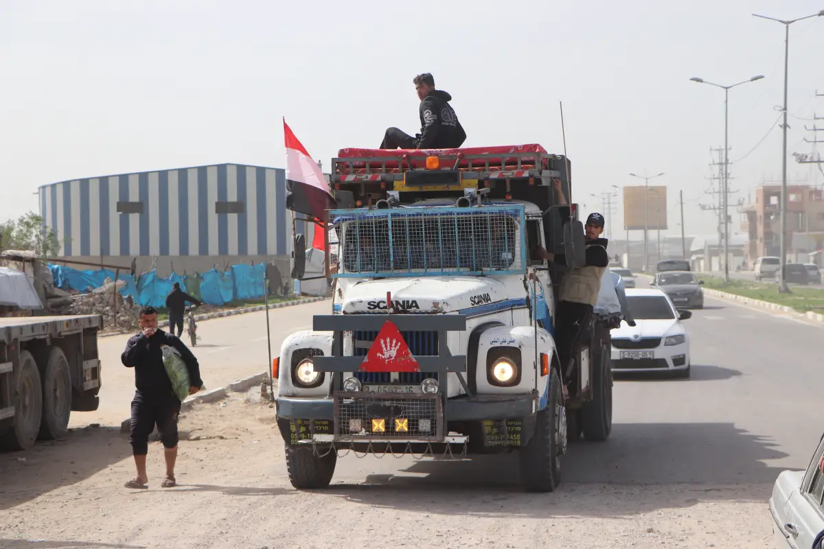 The Egyptian committee transports displaced persons and accommodates them in the Netzarim camp.