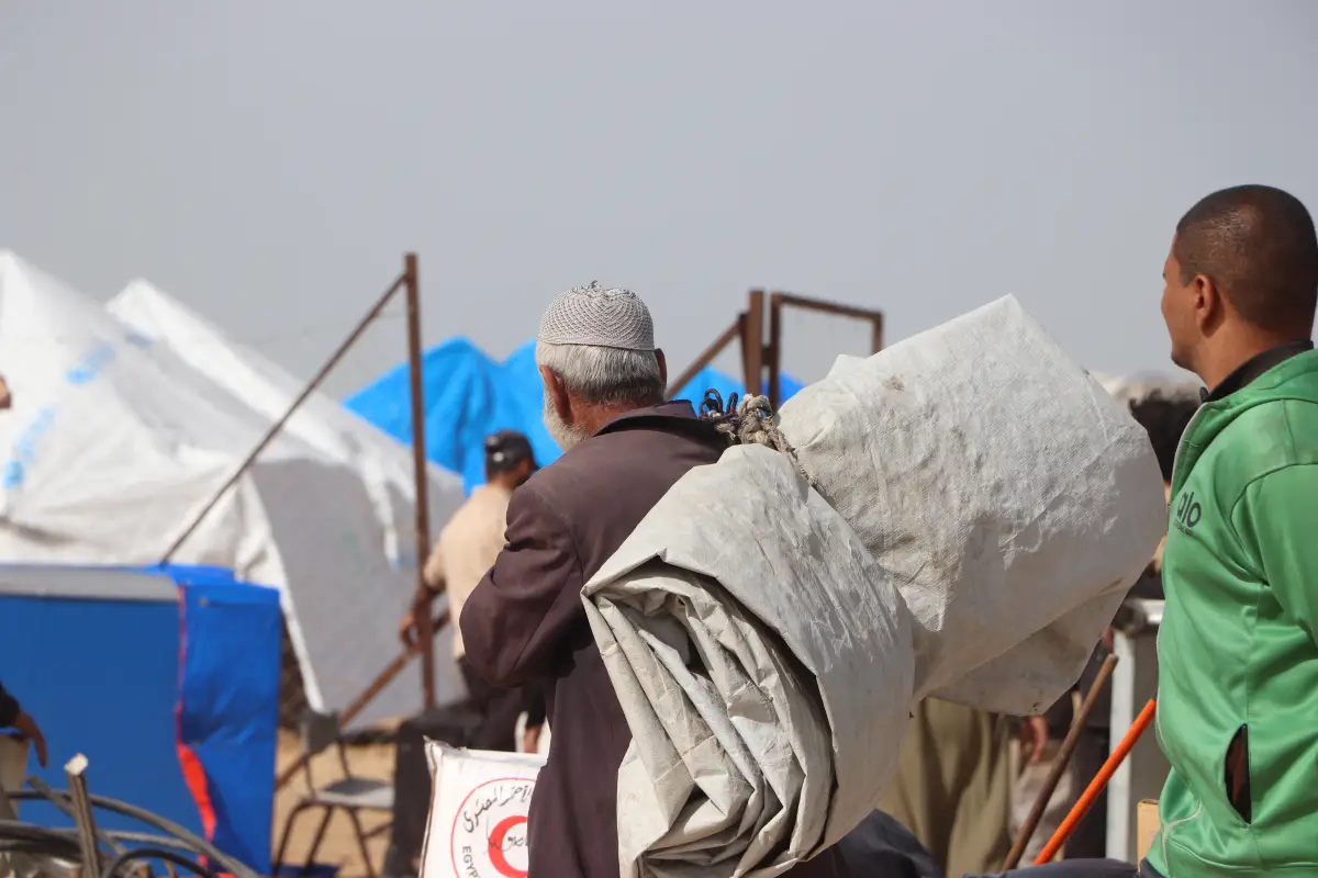 The Egyptian committee transports displaced persons and accommodates them in the Netzarim camp.