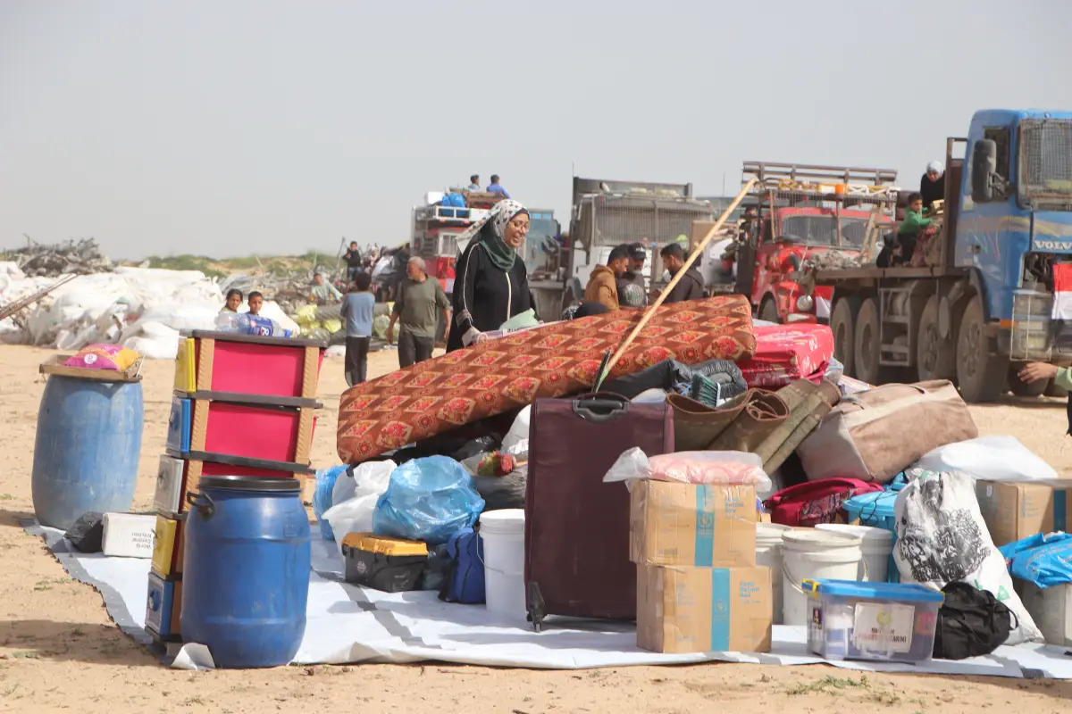 The Egyptian committee transports displaced persons and accommodates them in the Netzarim camp.