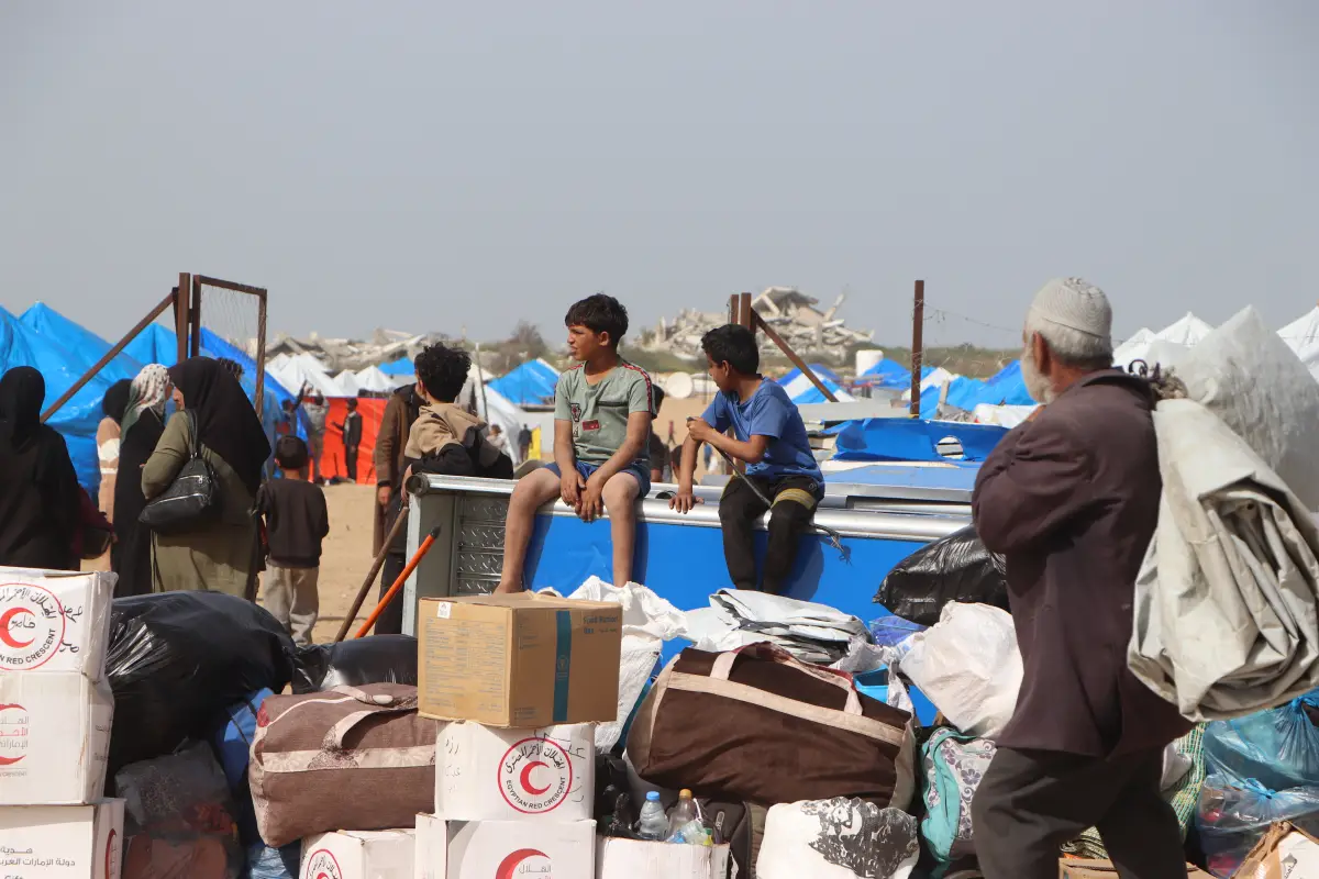 The Egyptian committee transports displaced persons and accommodates them in the Netzarim camp.