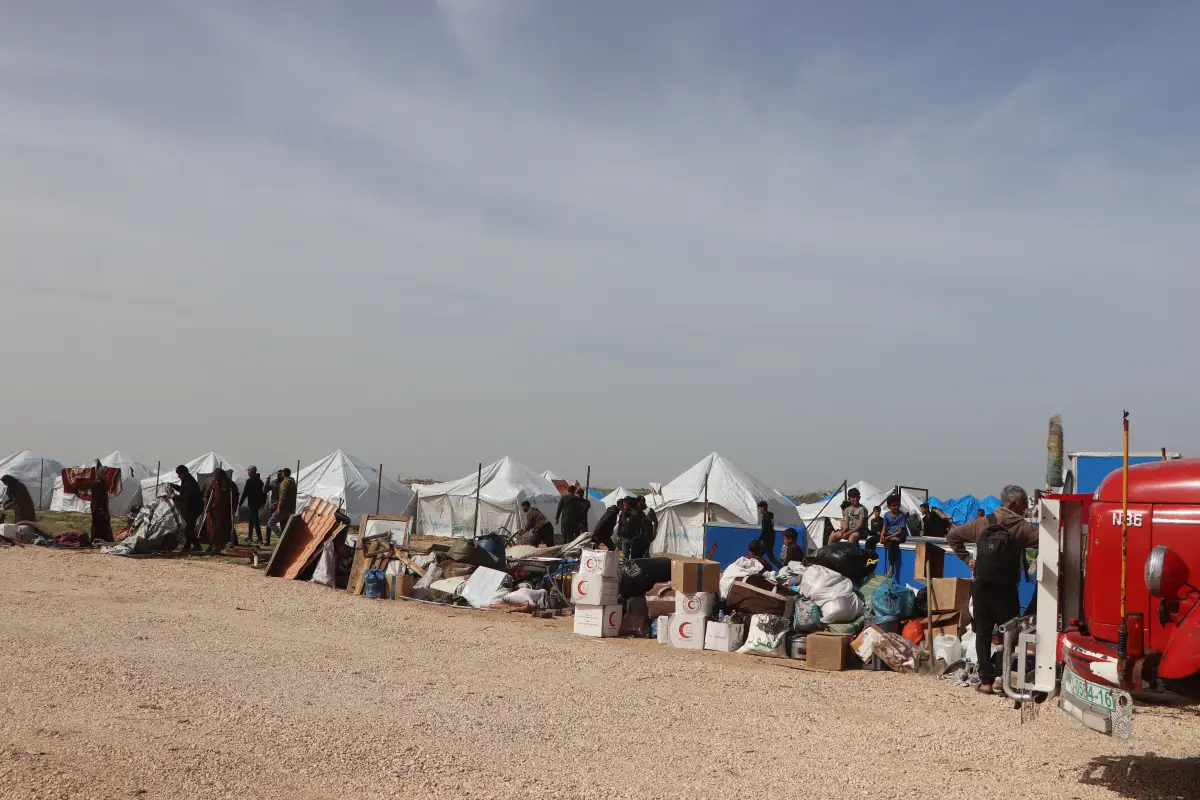 The Egyptian committee transports displaced persons and accommodates them in the Netzarim camp.