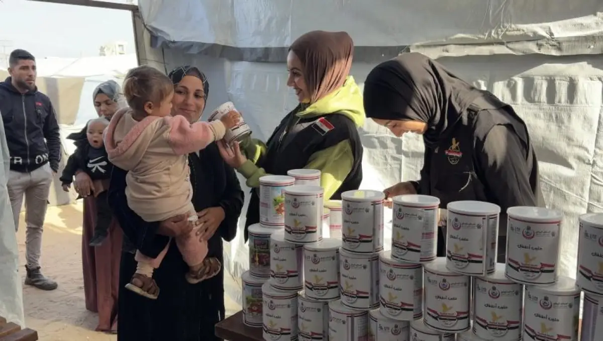 The Egyptian Committee continues to distribute baby milk formula to families in the Gaza Strip