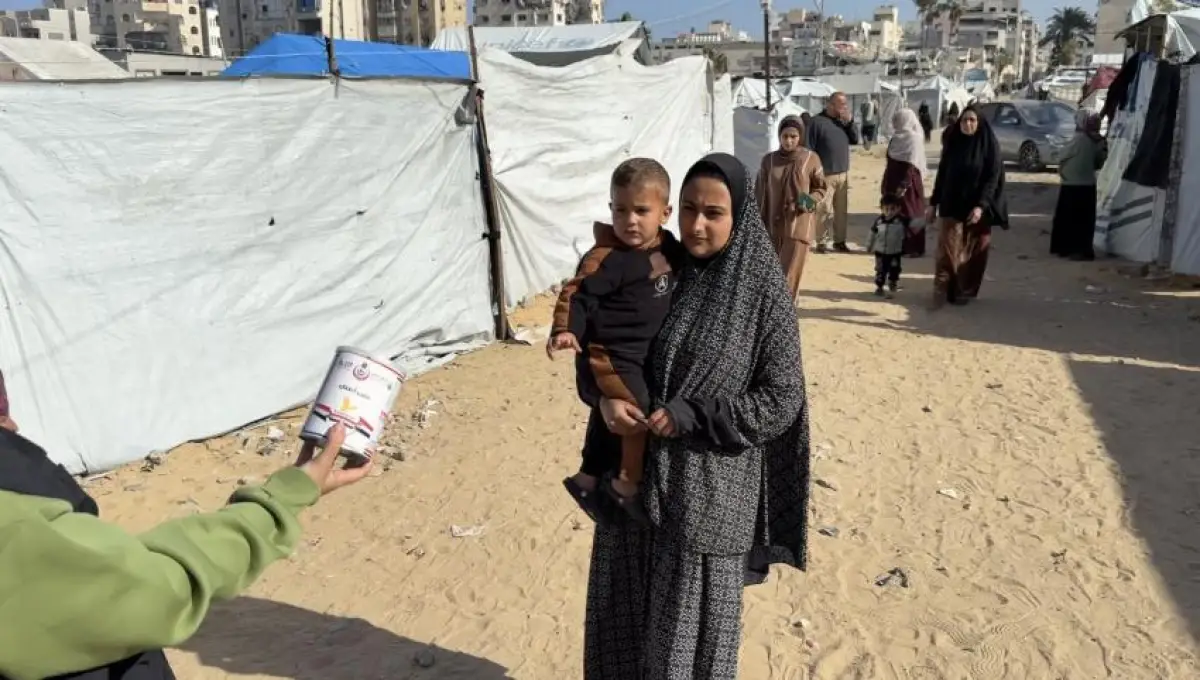 The Egyptian Committee continues to distribute baby milk formula to families in the Gaza Strip