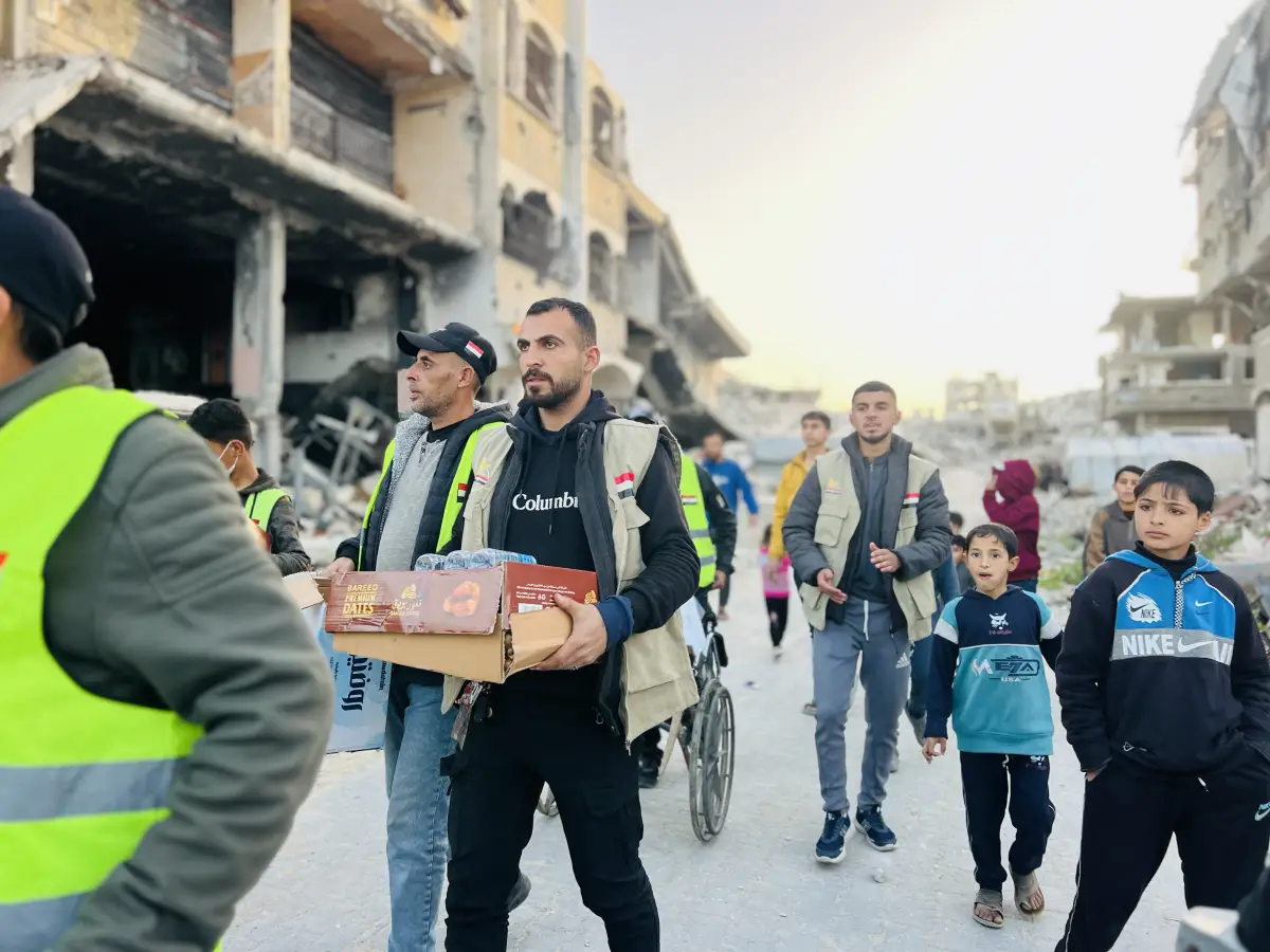 The Egyptian Committee distributed water and date boxes to displaced families in the northern Gaza Strip