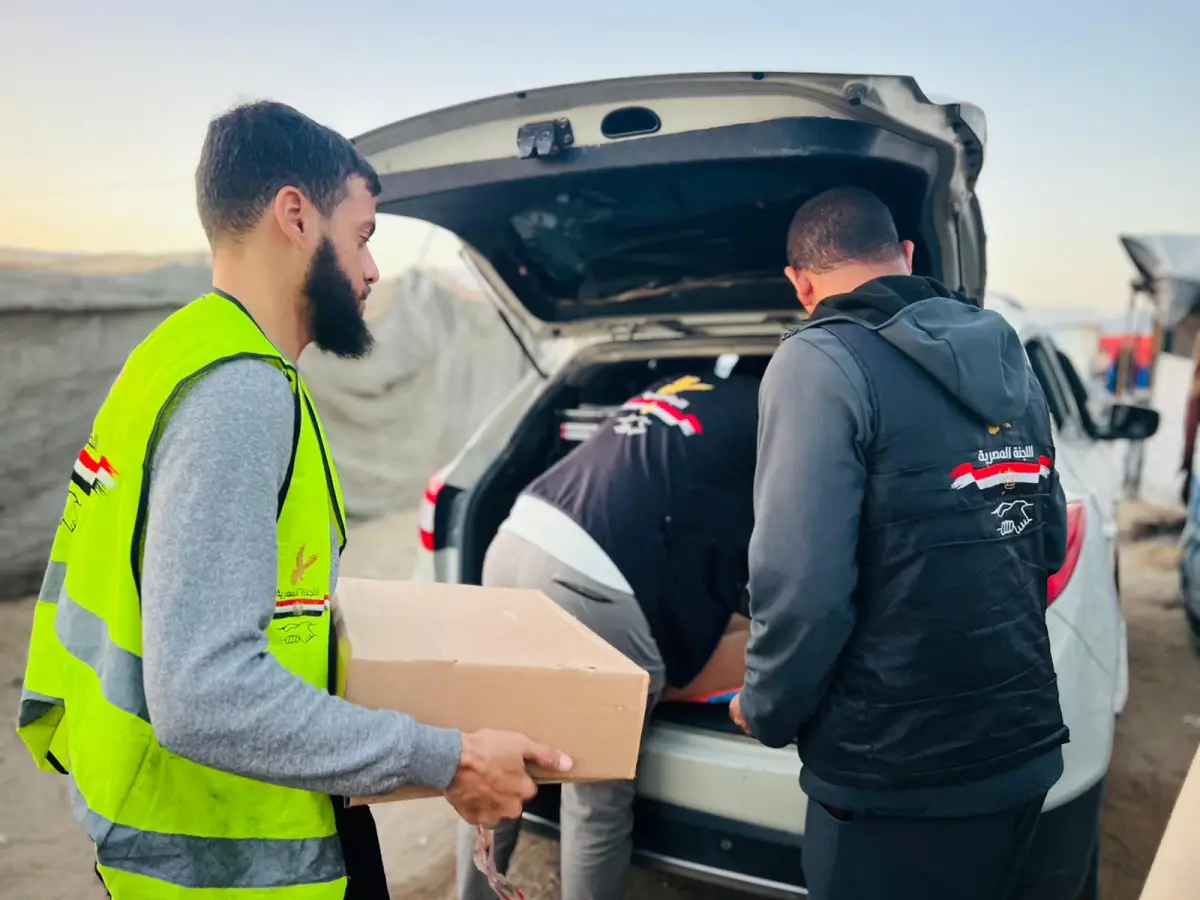 The Egyptian Committee distributes dates to mosques in the Gaza Strip