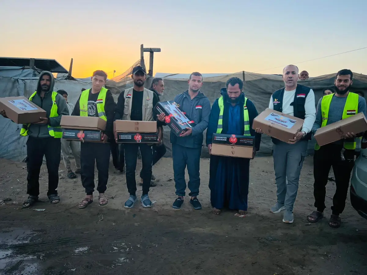 The Egyptian Committee distributes dates to mosques in the Gaza Strip