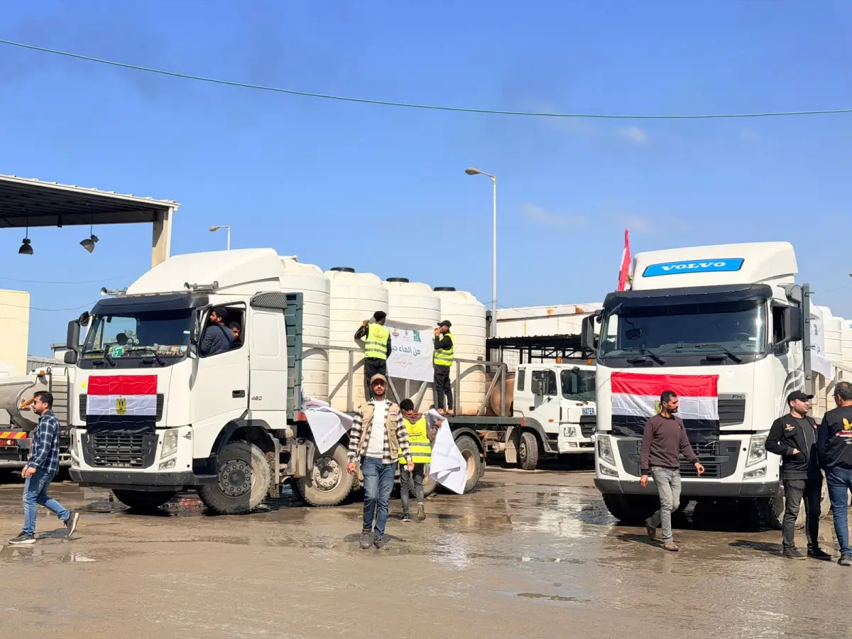 The Egyptian Committee distributes drinking water to camps in the Gaza Strip