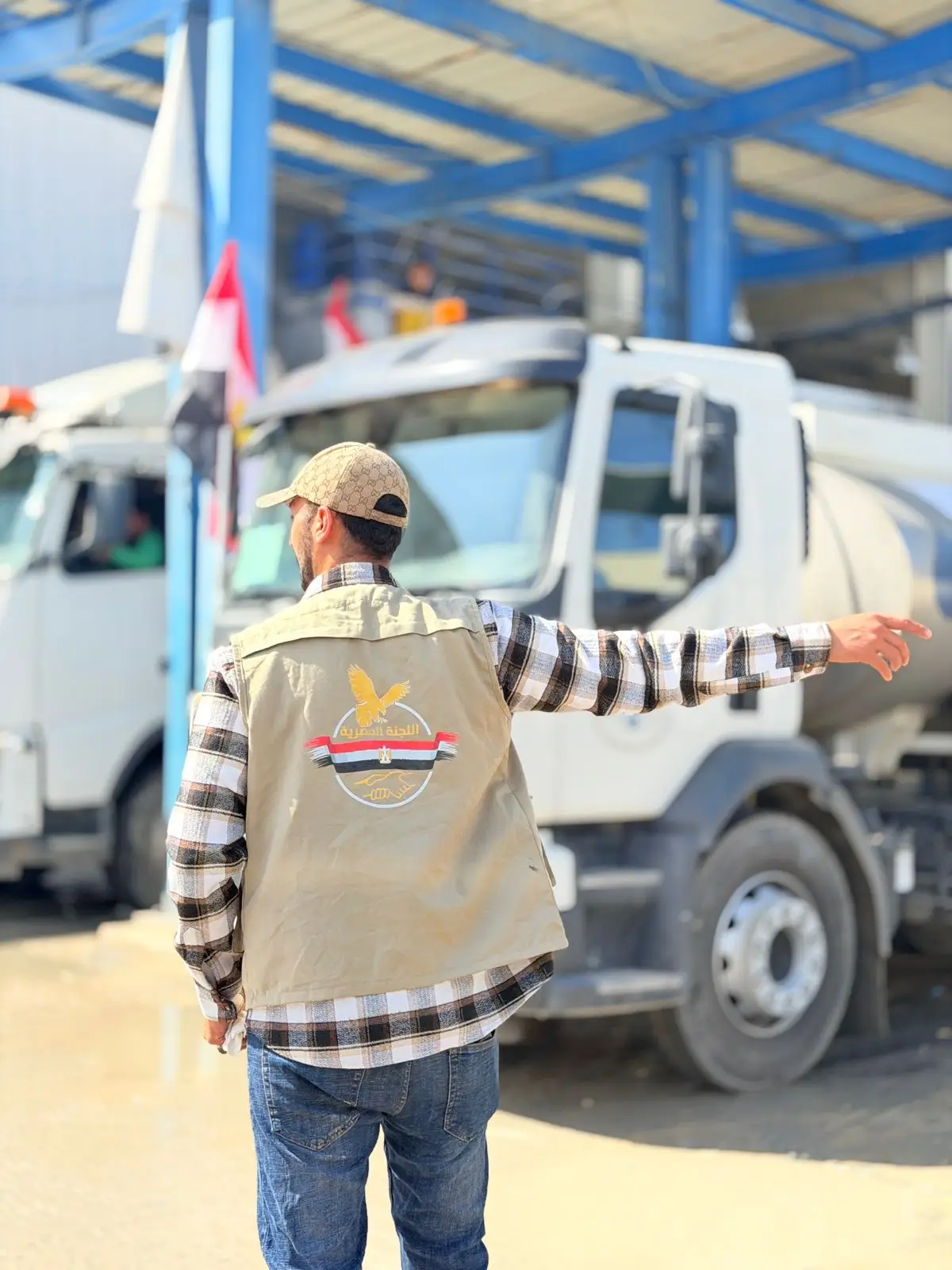The Egyptian Committee distributes drinking water to camps in the Gaza Strip