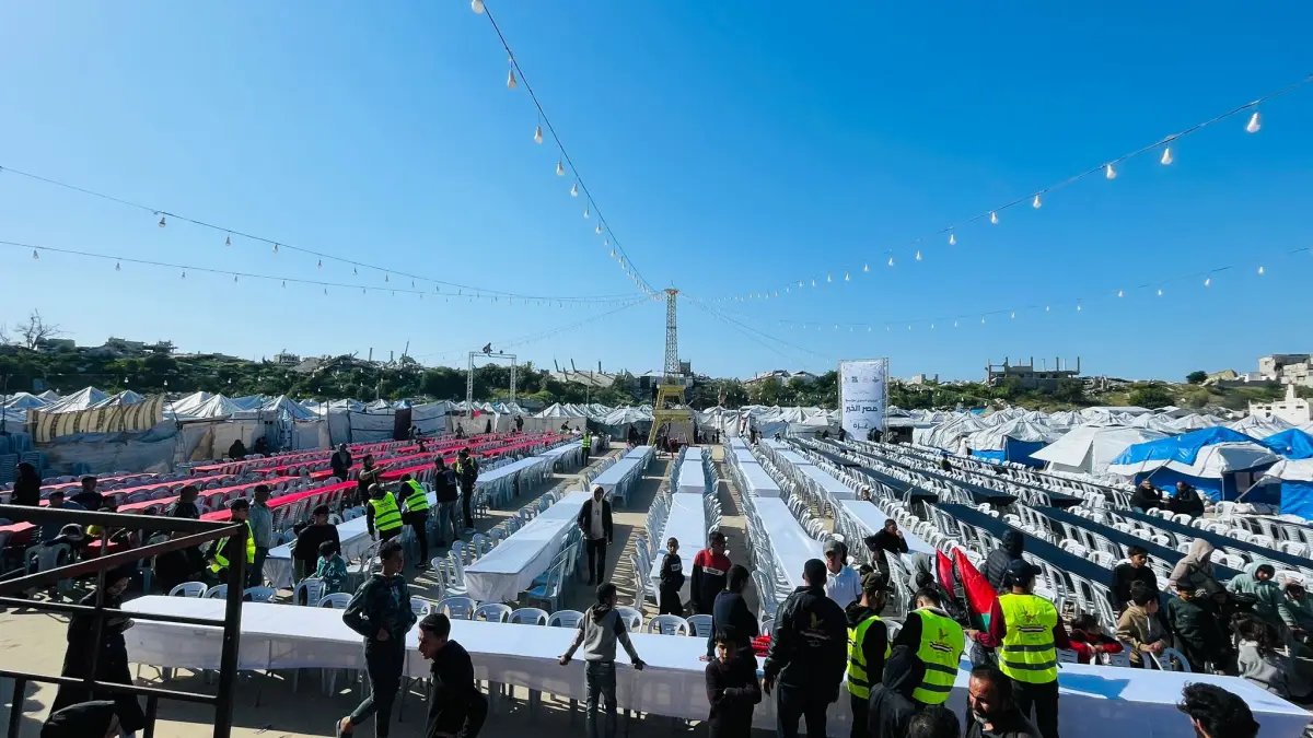 The Egyptian Committee held a communal breakfast in the Egyptian camp (16) north of the Gaza Strip