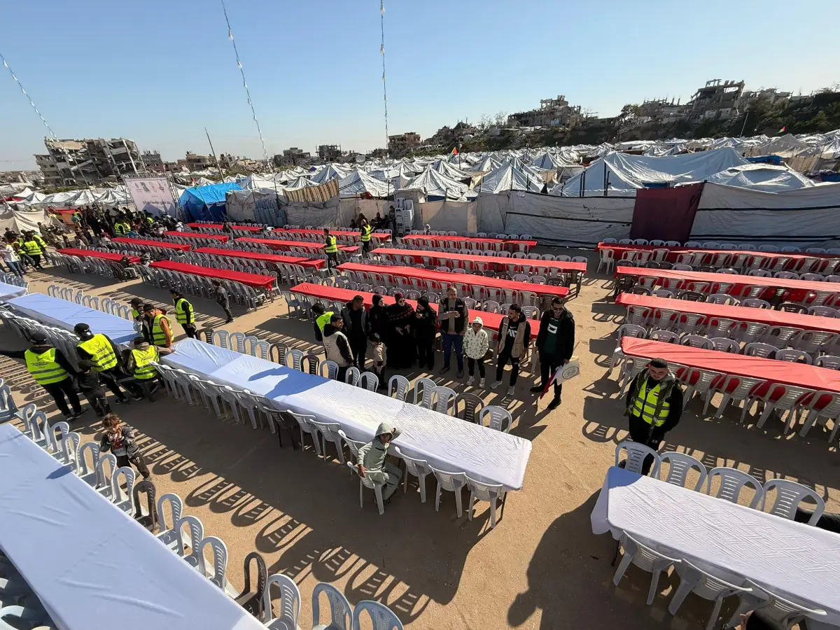 The Egyptian Committee held a communal breakfast in the Egyptian camp (16) north of the Gaza Strip