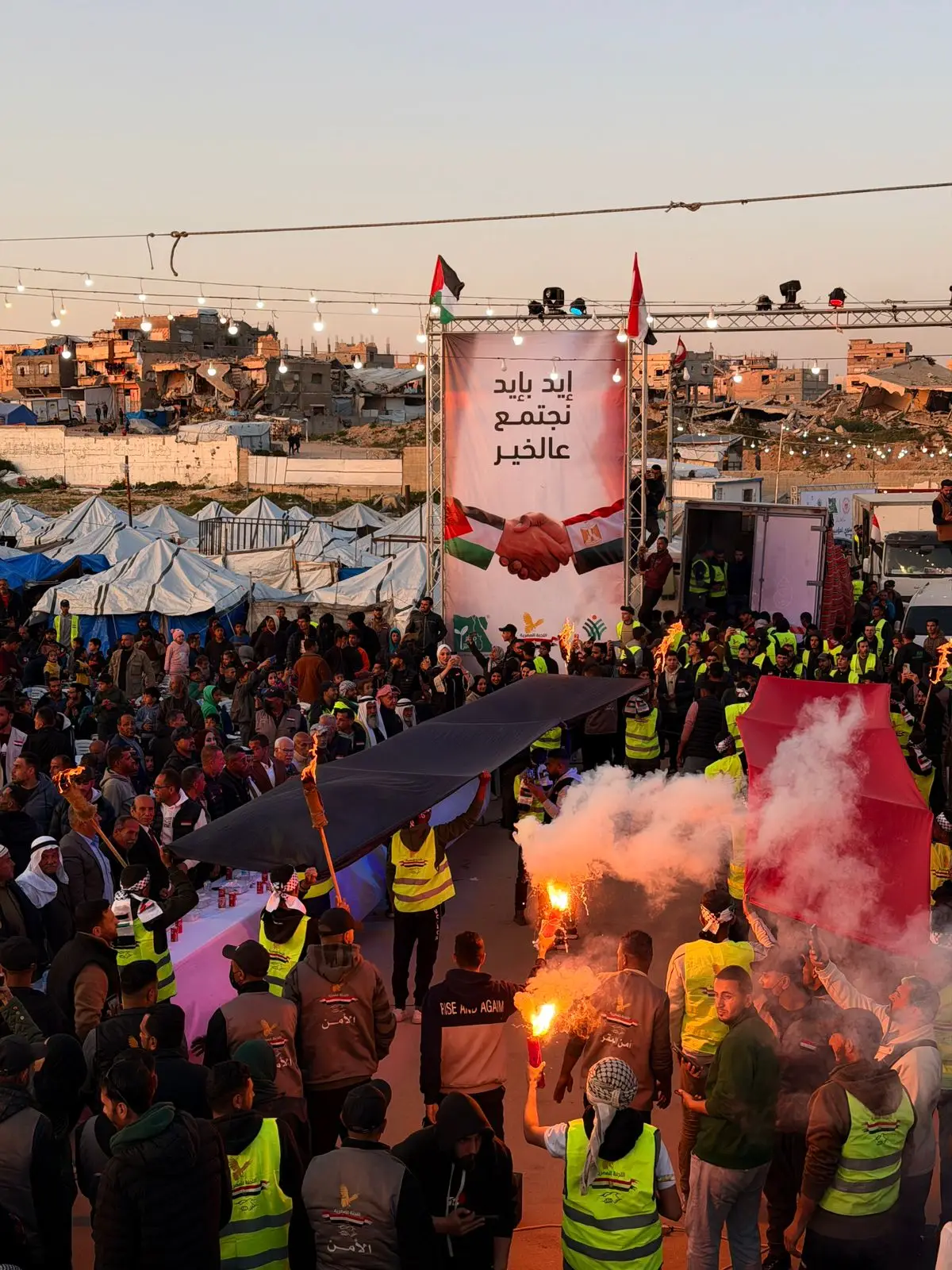 The Egyptian Committee held a communal breakfast in the Egyptian camp (16) north of the Gaza Strip