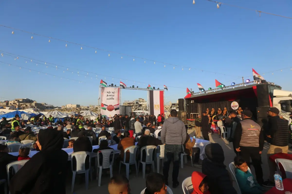 The Egyptian Committee held a communal breakfast in the Egyptian camp (16) north of the Gaza Strip