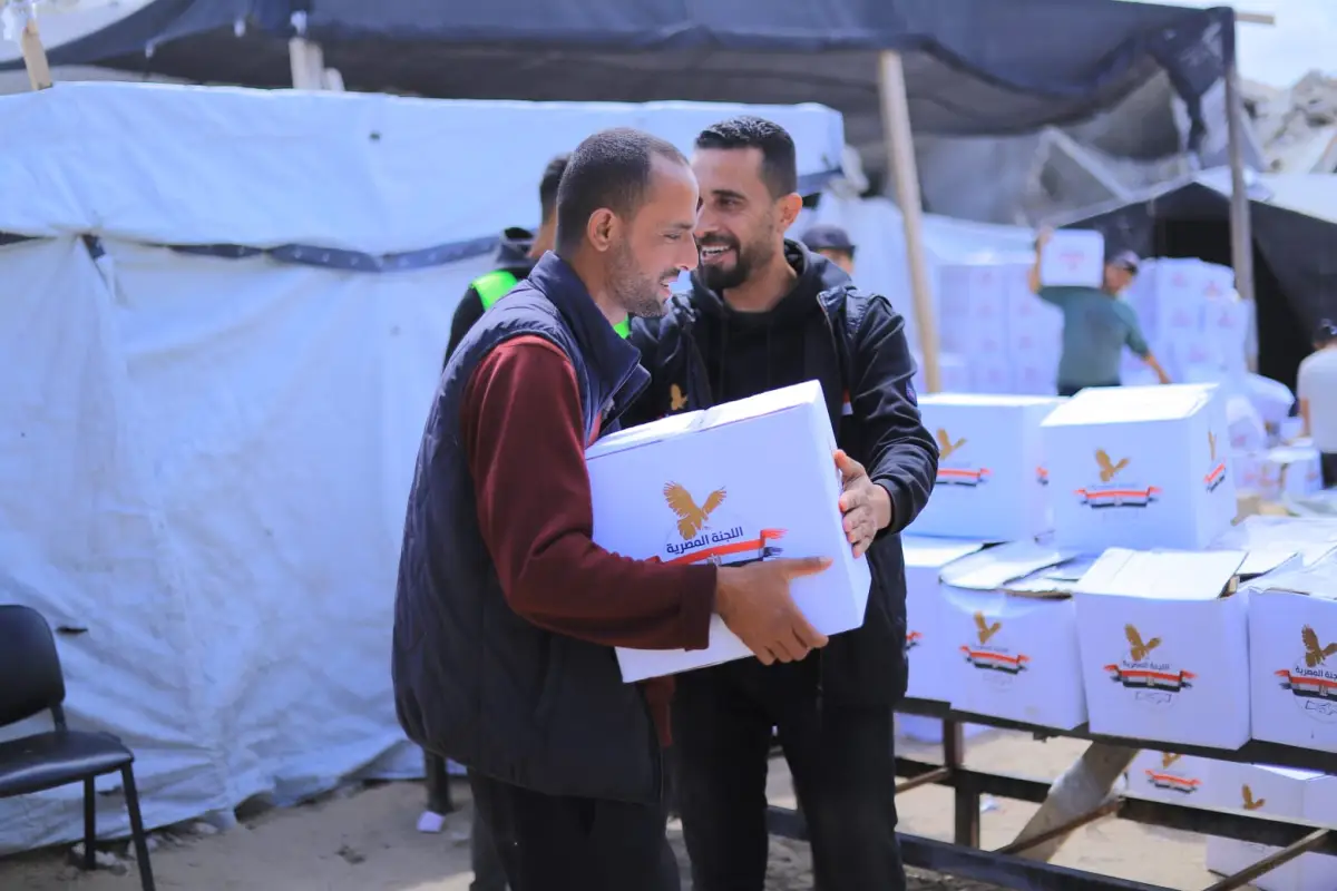 For the second day in a row, the Egyptian Committee continues to distribute aid packages to our people in the Gaza Strip