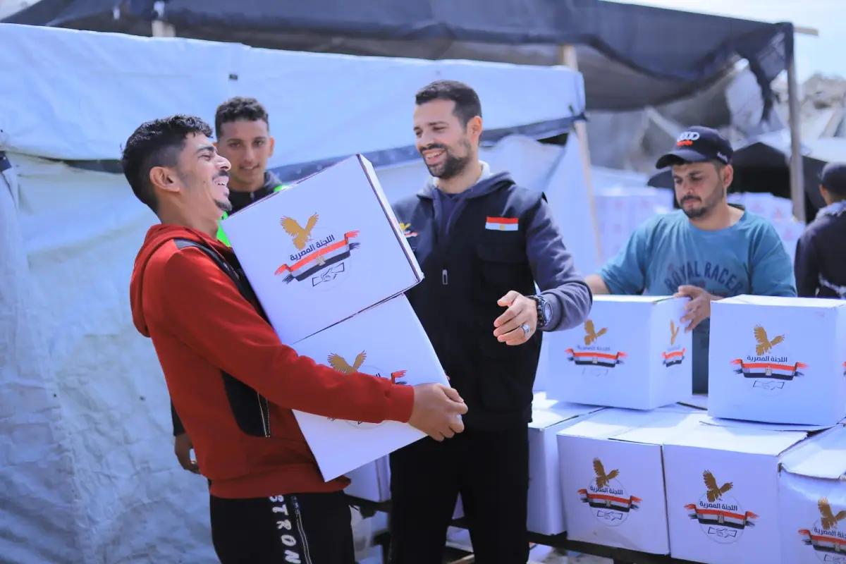 For the second day in a row, the Egyptian Committee continues to distribute aid packages to our people in the Gaza Strip