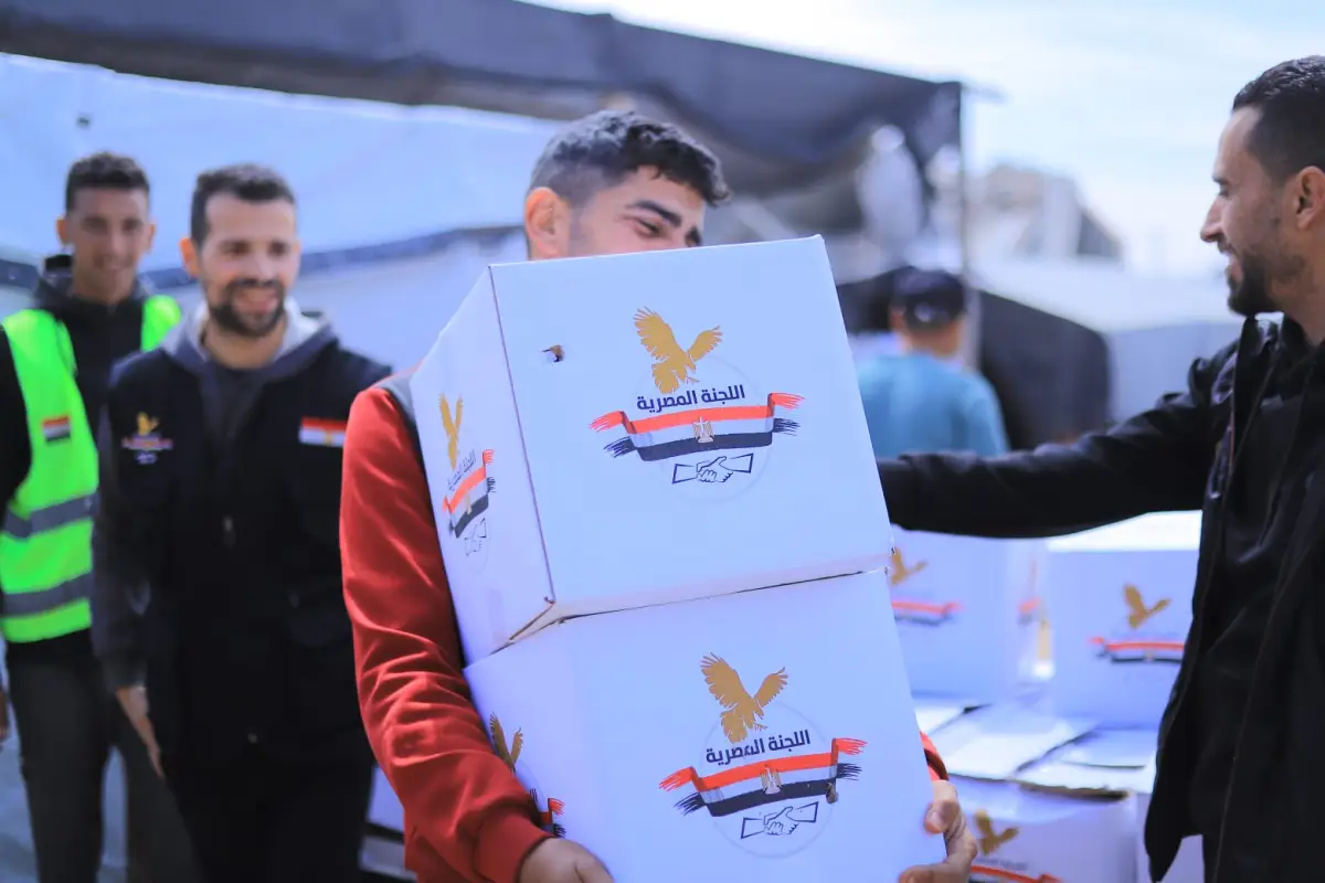 For the second day in a row, the Egyptian Committee continues to distribute aid packages to our people in the Gaza Strip