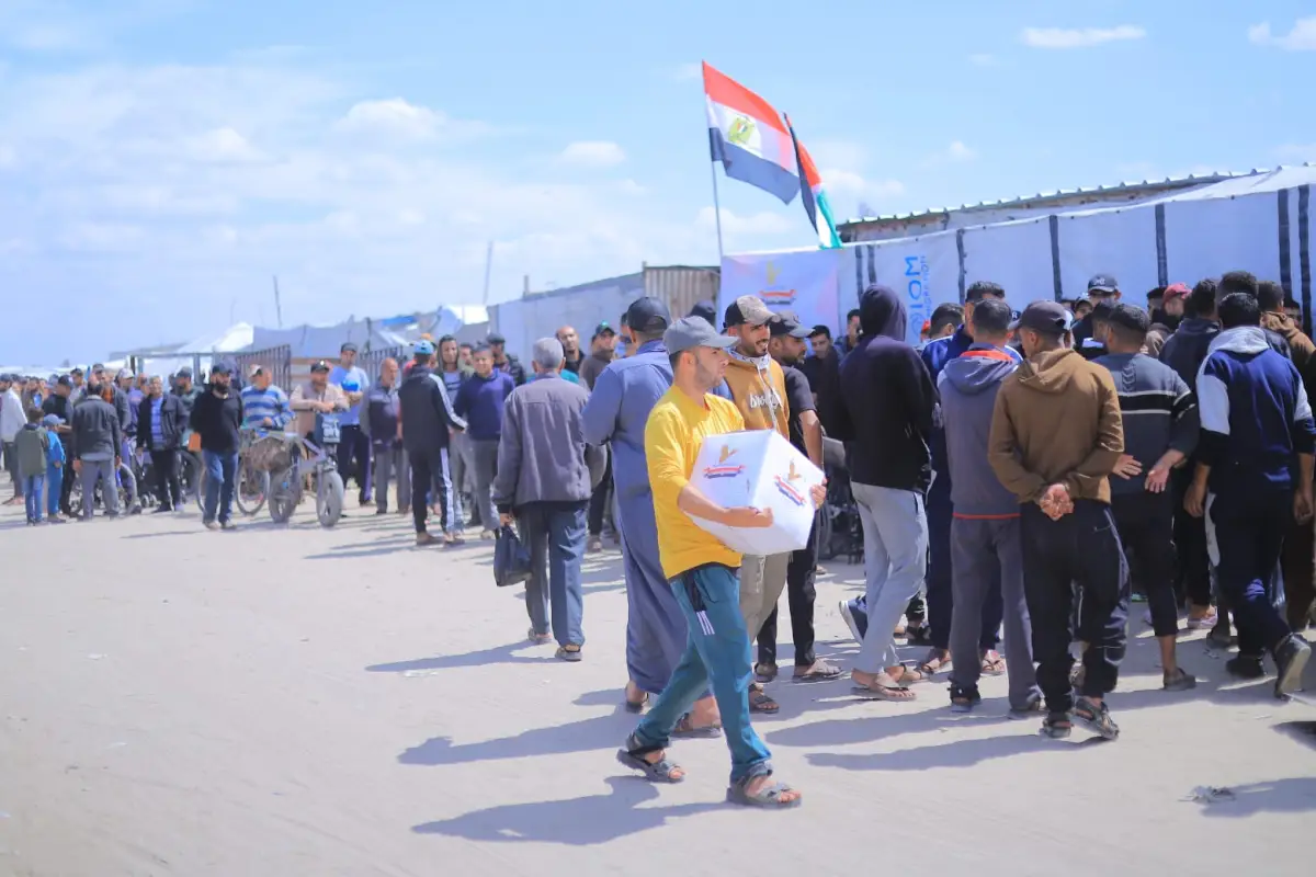 For the second day in a row, the Egyptian Committee continues to distribute aid packages to our people in the Gaza Strip