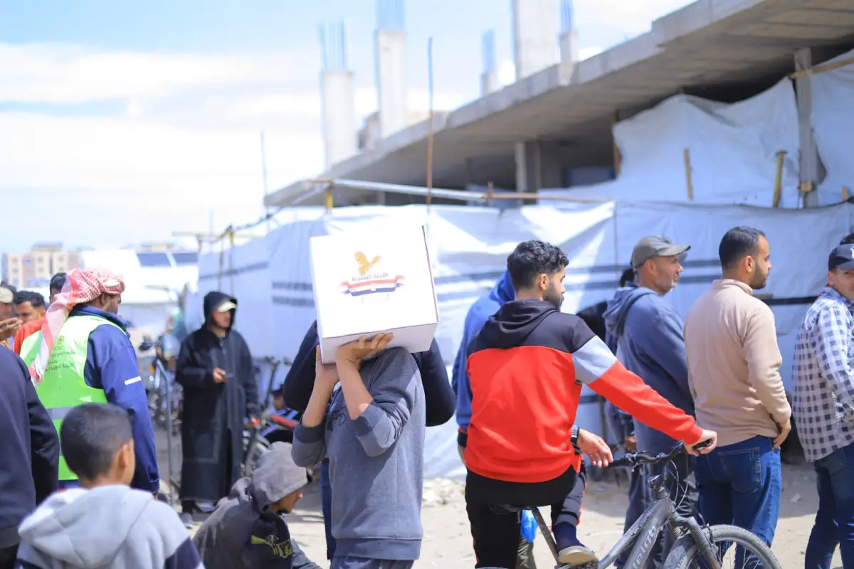 For the second day in a row, the Egyptian Committee continues to distribute aid packages to our people in the Gaza Strip