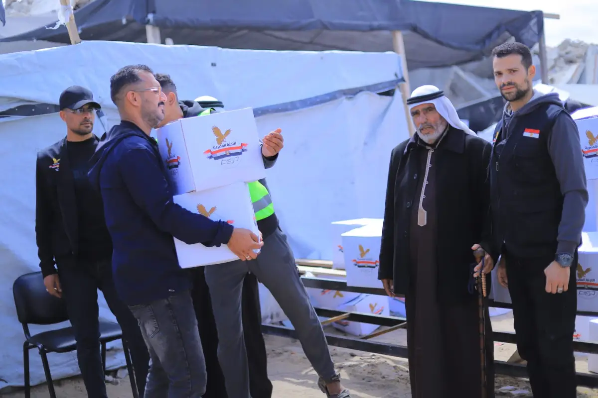 For the second day in a row, the Egyptian Committee continues to distribute aid packages to our people in the Gaza Strip